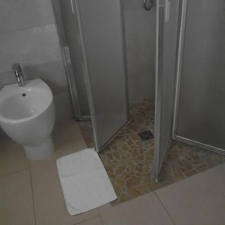 Olganna Con Parcheggi Privati Couette-café 4*