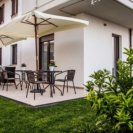 Olganna Con Parcheggi Privati Couette-café 4*